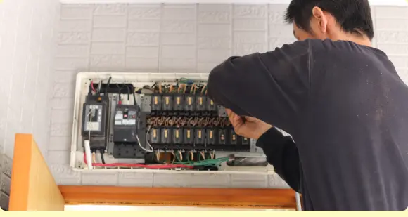 分電盤を調査するスタッフ
